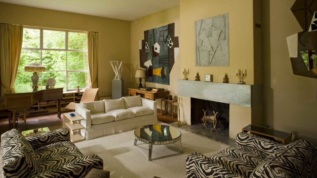 New York artists George L.K. Morris and Suzy Frelinghuysen decorated their livingroom with Modern frescoes in Lenox.