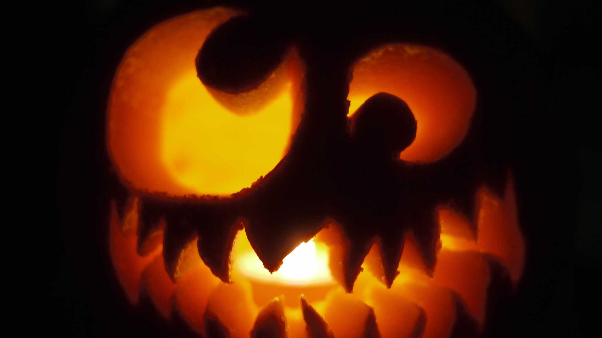 A Jack-o-lantern glows at night.