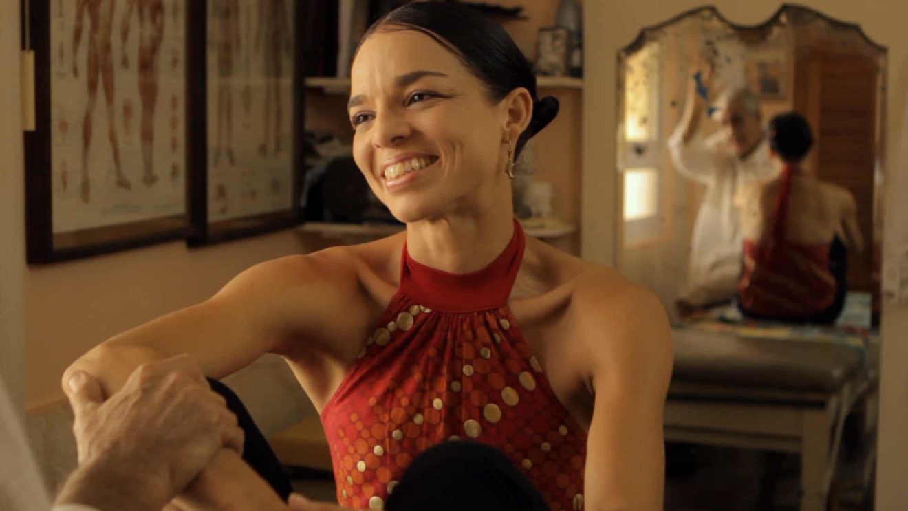 In the film Horizontes, young dancers in the Grand Theatre of Havana, Amanda and Viengsay, follow in the footsteps of the prima ballerina Alicia Alonso.