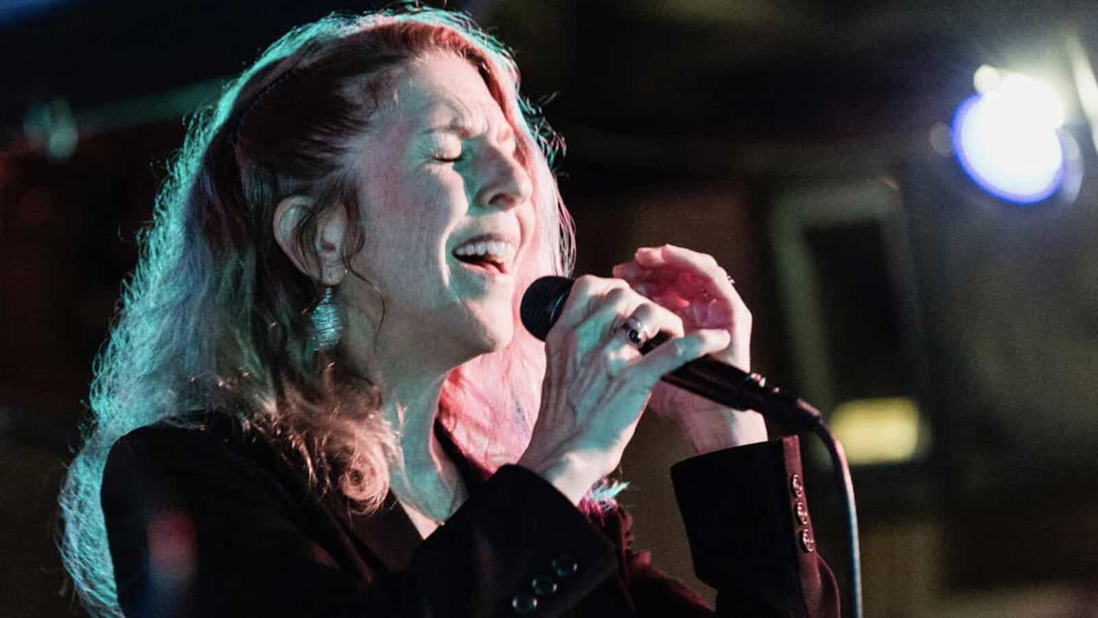Jazz vocalist Suzi Stern performs in an outdoor concert at night. Press photo courtesy of the artist